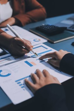 İş Belgeleri, Denetçi iş kadını arama belgesini kontrol ediyor yasal evrak hazırlıyor veya analiz için rapor hazırlıyor Vergi zamanı, muhasebeci Belgeleri iş yerindeki veri ortaklığı anlaşması anlaşması anlaşması anlaşması