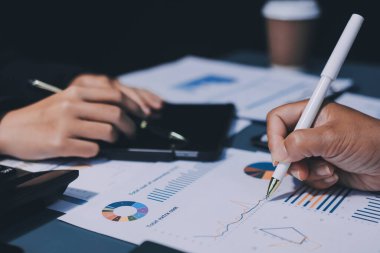 İş Belgeleri, Denetçi iş kadını arama belgesini kontrol ediyor yasal evrak hazırlıyor veya analiz için rapor hazırlıyor Vergi zamanı, muhasebeci Belgeleri iş yerindeki veri ortaklığı anlaşması anlaşması anlaşması anlaşması