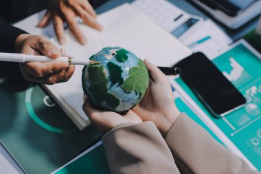 Yenilenebilir enerji çözümleriyle sürdürülebilir kalkınma, ekoloji konsepti, yeşil iş.