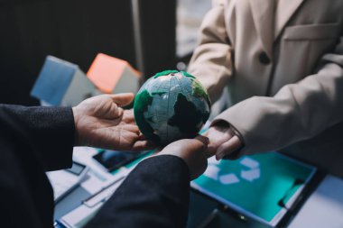 Yenilenebilir enerji çözümleriyle sürdürülebilir kalkınma, ekoloji konsepti, yeşil iş.