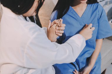 Bir doktor hastasının kalp atışlarını kontrol etmek için steteskop kullanır. Hastaların her yıl sağlık kontrolünden ya da kardiyologdan sağlık kontrolünden geçmeleri gerekir..