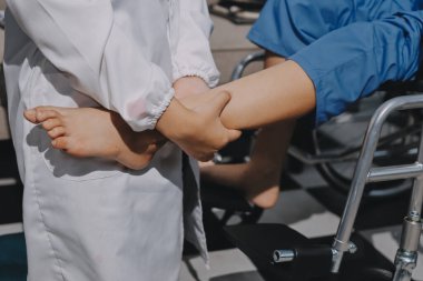 Kadın hasta stoklarını kontrol eden fizyoterapist.