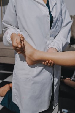 Kadın hasta stoklarını kontrol eden fizyoterapist.