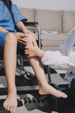 Kadın hasta stoklarını kontrol eden fizyoterapist.