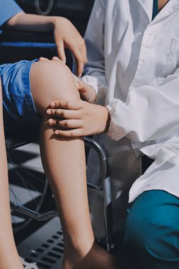 Kadın hasta stoklarını kontrol eden fizyoterapist.