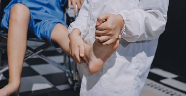 Kadın hasta stoklarını kontrol eden fizyoterapist.