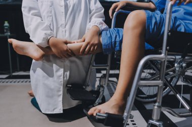 Kadın hasta stoklarını kontrol eden fizyoterapist.