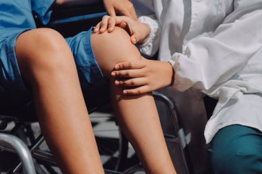 Kadın hasta stoklarını kontrol eden fizyoterapist.