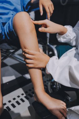 Kadın hasta stoklarını kontrol eden fizyoterapist.