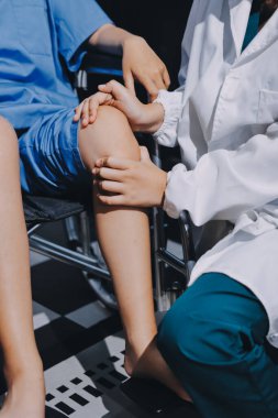 Kadın hasta stoklarını kontrol eden fizyoterapist.