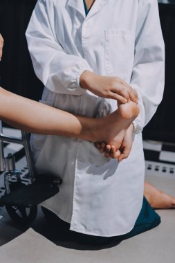 Kadın hasta stoklarını kontrol eden fizyoterapist.