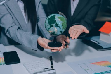 Geri dönüşüm planlayan ve tartışan iş adamları ofis toplantı odasında yeniden kullanım politikası sembolünü azalttı.