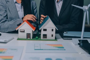 Geri dönüşüm planlayan ve tartışan iş adamları ofis toplantı odasında yeniden kullanım politikası sembolünü azalttı.