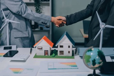 Geri dönüşüm planlayan ve tartışan iş adamları ofis toplantı odasında yeniden kullanım politikası sembolünü azalttı.