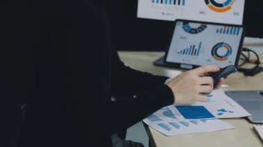 Bir ofiste iş kadını