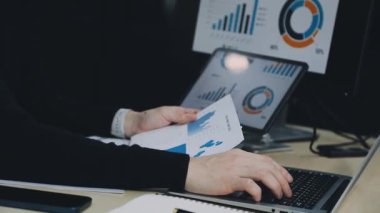 masada dizüstü kullanarak iş adamı