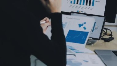 Modern bilgisayar ofisinde çalışan genç iş adamı