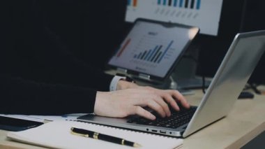 Bilgisayarda çalışan iş adamı