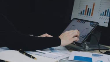 Kapat. Ofiste çalışan iş adamı.