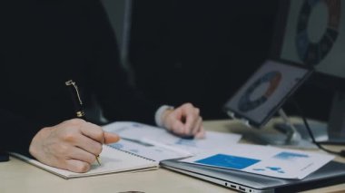 Toplantıda kalemle dijital tablet bilgisayar kullanarak işadamının elini kapat