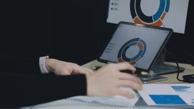 Ofiste dizüstü bilgisayarda çalışan genç bir iş adamı..