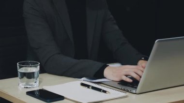 İşadamı dizüstü bilgisayar kullanıyor ve kafede kahve içiyor.