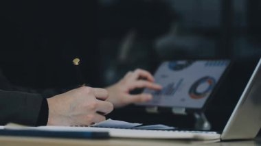 Dizüstü bilgisayar ve dijital tablet kullanarak iş adamı