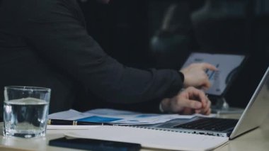 Projede çalışan iş adamı