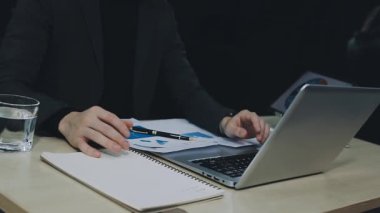 İşadamı ofiste bilgisayarla çalışıyor..