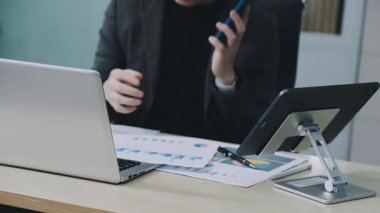 Merkez büroda çalışan iş adamı..