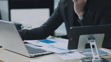 Modern ofis içinde laptop üzerinde işadamı