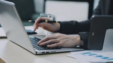 iş adamı kullanarak dizüstü bilgisayar ve akıllı telefon