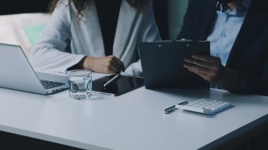 İş adamı ve kadın ofiste çalışıyor.