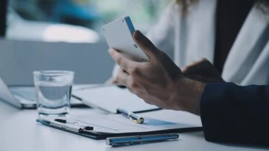 Kapat. Ofiste tablet kullanan bir işadamı.