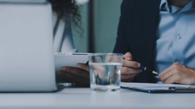 Modern ofiste çalışan iş adamları.