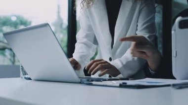 Yakın plan - iş ekibinin yeni iş projesini tartışması