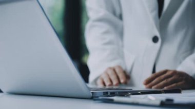 İşadamı bilgisayarda çalışıyor ve ofiste dizüstü bilgisayar kullanıyor. Kapat. Ofisteki iş adamı