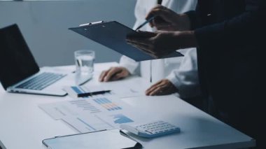 Kapat. Ofisteki mali verileri tartışan işadamları