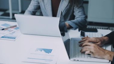 Ofiste çalışan genç iş adamlarını kapatın..