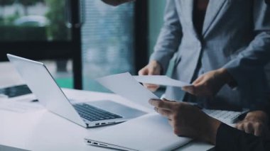 Ofiste çalışan iş adamı.