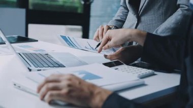 Ofisteki dizüstü bilgisayarda çalışan iş adamlarını kapatın.