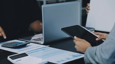 Ofiste çalışan iş adamları ve işadamları.