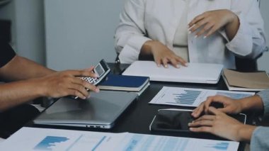 Modern ofiste çalışan iş adamları.