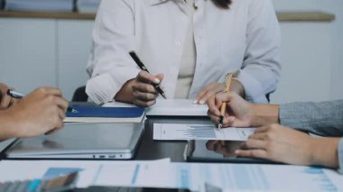 İş adamları ofiste toplanıyor..