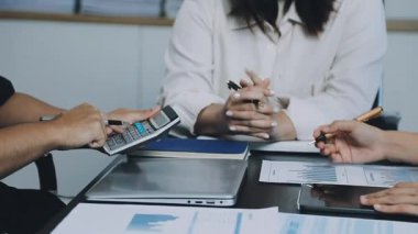 İş adamları ofiste toplanıyor ve beyin fırtınası yapıyorlar.