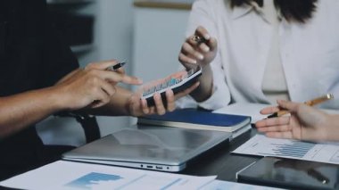 mali çizelgeleri tartışırken iş takım