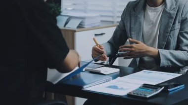 Genç Asyalı işadamı mali tablolar ve belgelerle çalışıyor..