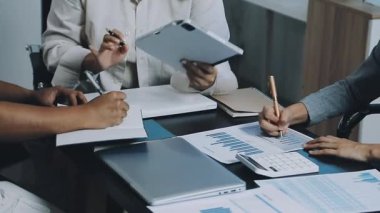 Ofiste çalışan iş adamları. Modern ofiste çalışan iş adamları.