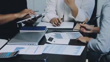 İş ekibi toplantısı. Finansal grafiği olan iş adamı