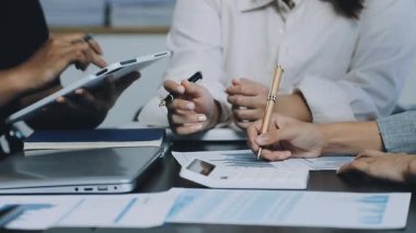 Ofiste takım çalışması, tabletle çalışan iş kadını.